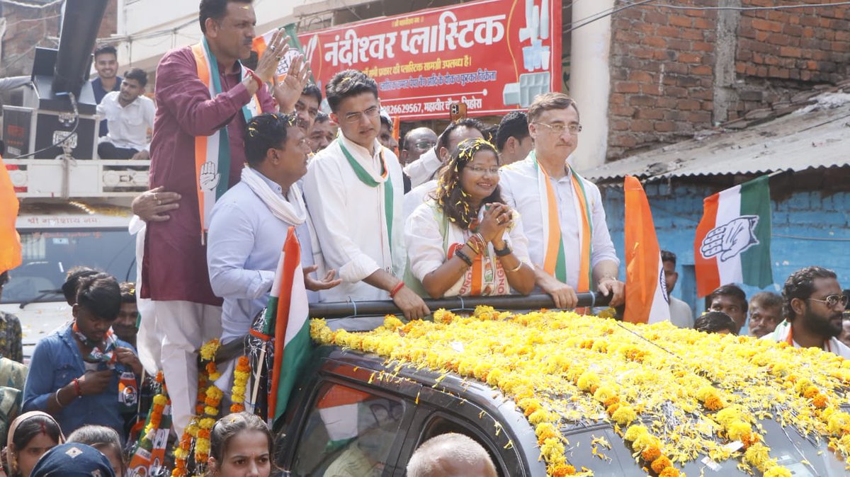 Indian Youth Congress (@iyc) on Twitter photo सिहोरा विधानसभा से कांग्रेस प्रत्याशी व पूर्व IYC सचिव एकता ठाकुर जी के नामांकन दाखिले में शामिल हुए युवा कांग्रेस अध्यक्ष श्री <a href="/srinivasiyc/">Srinivas BV</a> जी।
इस दौरान कांग्रेस नेता श्री <a href="/VTankha/">Vivek Tankha</a> जी एवं श्री <a href="/SachinPilot/">Sachin Pilot</a> जी भी उपस्थित रहे। सिहोरा विधानसभा से कांग्रेस प्रत्याशी व पूर्व IYC सचिव एकता ठाकुर जी के नामांकन दाखिले में शामिल हुए युवा कांग्रेस अध्यक्ष श्री <a href="/srinivasiyc/">Srinivas BV</a> जी।
इस दौरान कांग्रेस नेता श्री <a href="/VTankha/">Vivek Tankha</a> जी एवं श्री <a href="/SachinPilot/">Sachin Pilot</a> जी भी उपस्थित रहे।