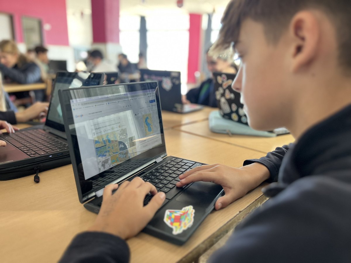 pmariasantcugat's tweet photo. A 1r ESO repassem geografia amb l’aplicació de Jamboard #santcugat #jamboard #iiin #innovacio #novestecnologies #mapa #geografia https://t.co/OTAqTxqssa