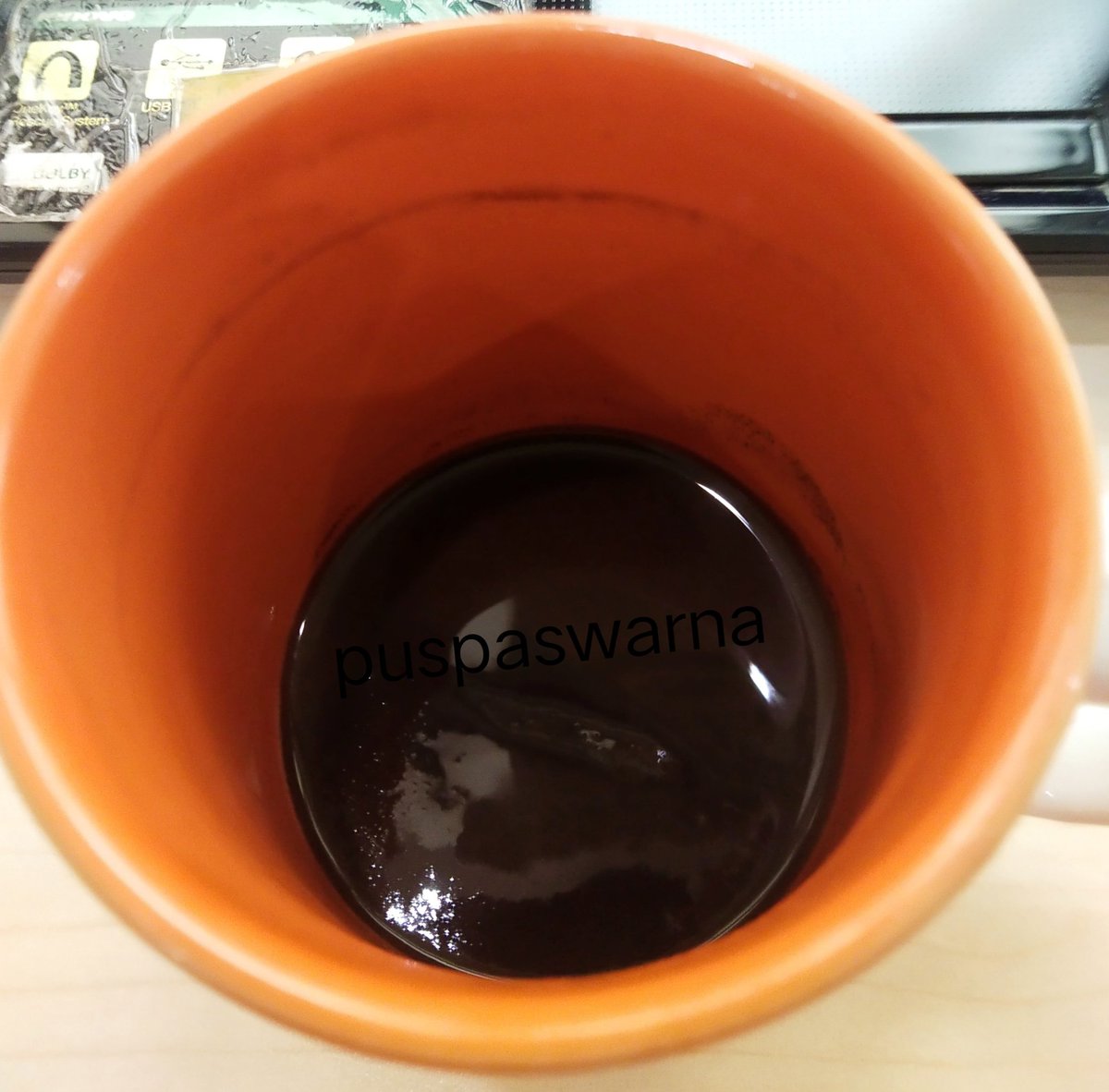 Aroma pahit kopi mencengkram senja dlm diam. Sementara aku, mencengkram rindu dlm temaram.

*kopi, aku, &amp; rindu..tenggelam diam dlm kelam.