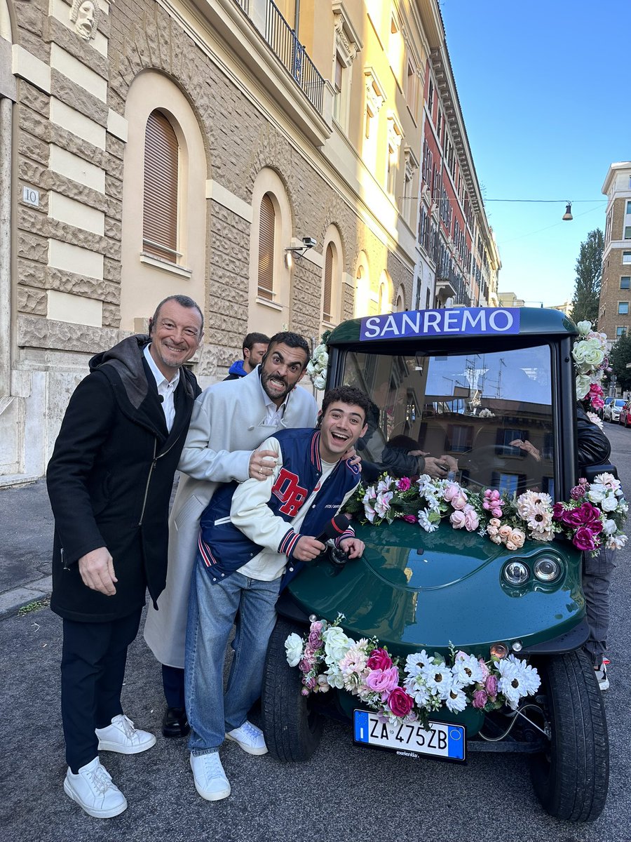 sono andato in giro per roma su un golf kart alle 7 di mattina con Amadeus e Marco mengoni, tutto normale, è #VivaRai2 @ViVaRai2Off @Fiorello