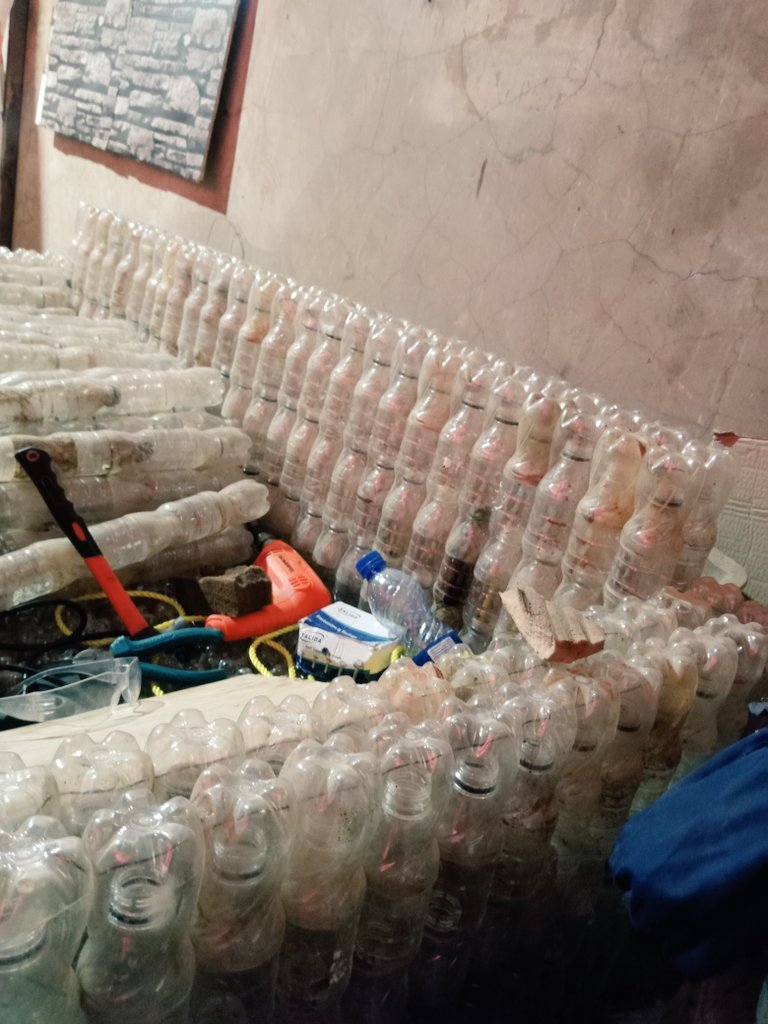 Oliviervadas's tweet photo. @StavrosPapaioa2 Nous chez @PerfectSarl créons des opportunités en redonnant une seconde Vie à ces bouteilles plastiques et pneus façons pour nous contribuer tant soit peu à la protection de notre mère nature @leParrainRDC  @elie_bigabwa @benjimk @Bibishe6 en plein atelier https://t.co/QLb62oRfhO