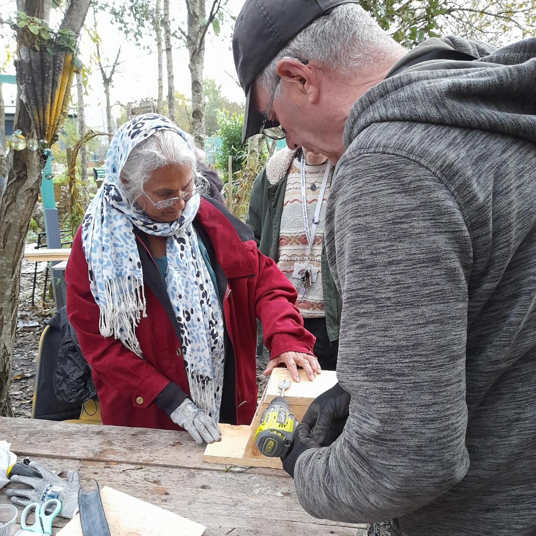 petrus_cmty's tweet photo. We had a great day with Jenny from @lancswildlife  learning how to encourage more wildlife to our allotment 🍂 We also learned how to make nest boxes for a wide range of birds and where best to locate them 🦉
#GMnature for health #lancashirewildlifetrust #myplace2grow https://t.co/rfIBYIg3Id