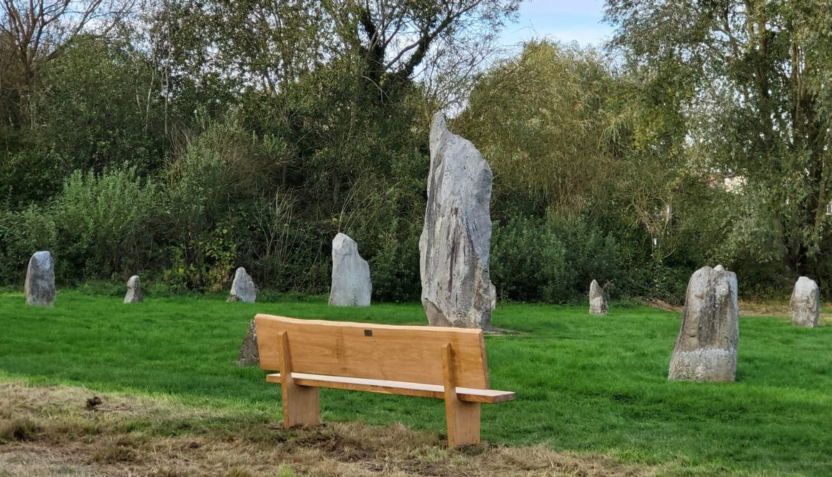 GreenspacePegs's tweet photo. One of a pair of viewpoint benches etched with Mike Langman's @clennonvalley artwork to celebrate the rich flora and fauna to be found in and around Langford Park and the wonderful Bicesterhenge. Thanks to @LangfordLife &amp; Bicester Green Gym for assistance #WildBicester #benches https://t.co/lltP1jzDsk