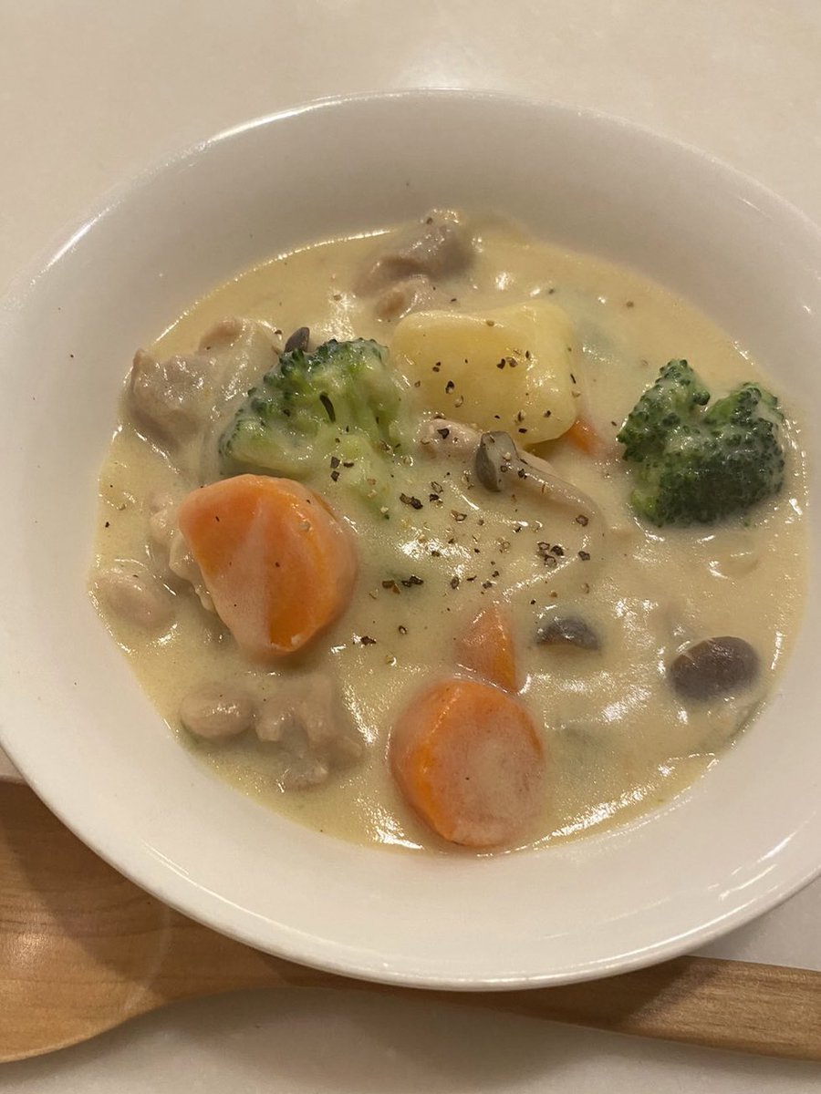 nnnchanpoyon's tweet photo. 必ずと喜ばれるお気に入りのシチューレシピです。ルー不使用、先に野菜はレンジでチンするので時短なので楽だし超簡単。何度でも食べたくなるほっこりする美味しさです。鶏肉の代わりにウインナーや鮭、ホタテなんかもおすすめ。 https://t.co/kdj5eV8D4X