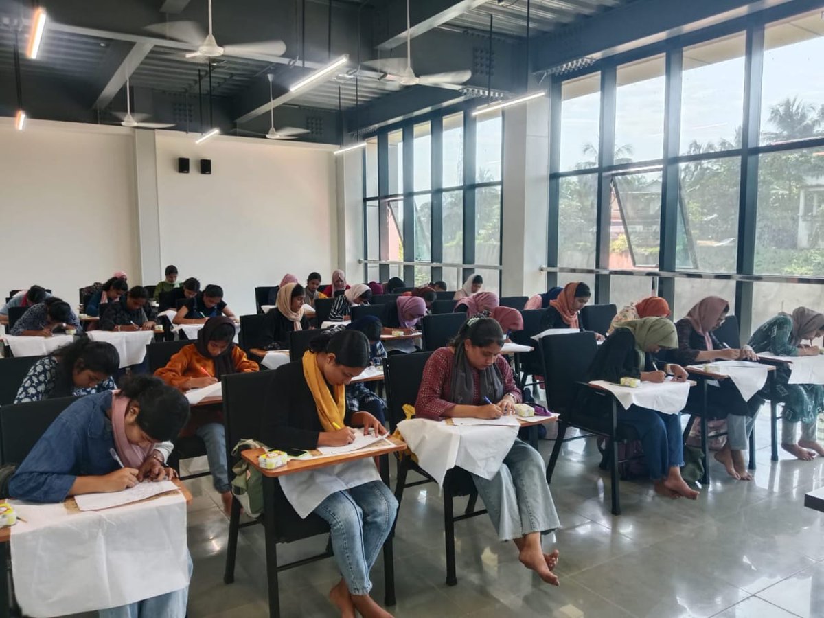 Thirty-four talented students from Markaz Arts and Science College had the incredible opportunity to participate in a Fabric Painting workshop at CSP Thavanur! 🎨✨

#ASAPKerala #FabricPaintingWorkshop #MarkazCollege #ArtisticJourney #CreativeYouth #EmpoweringStudents