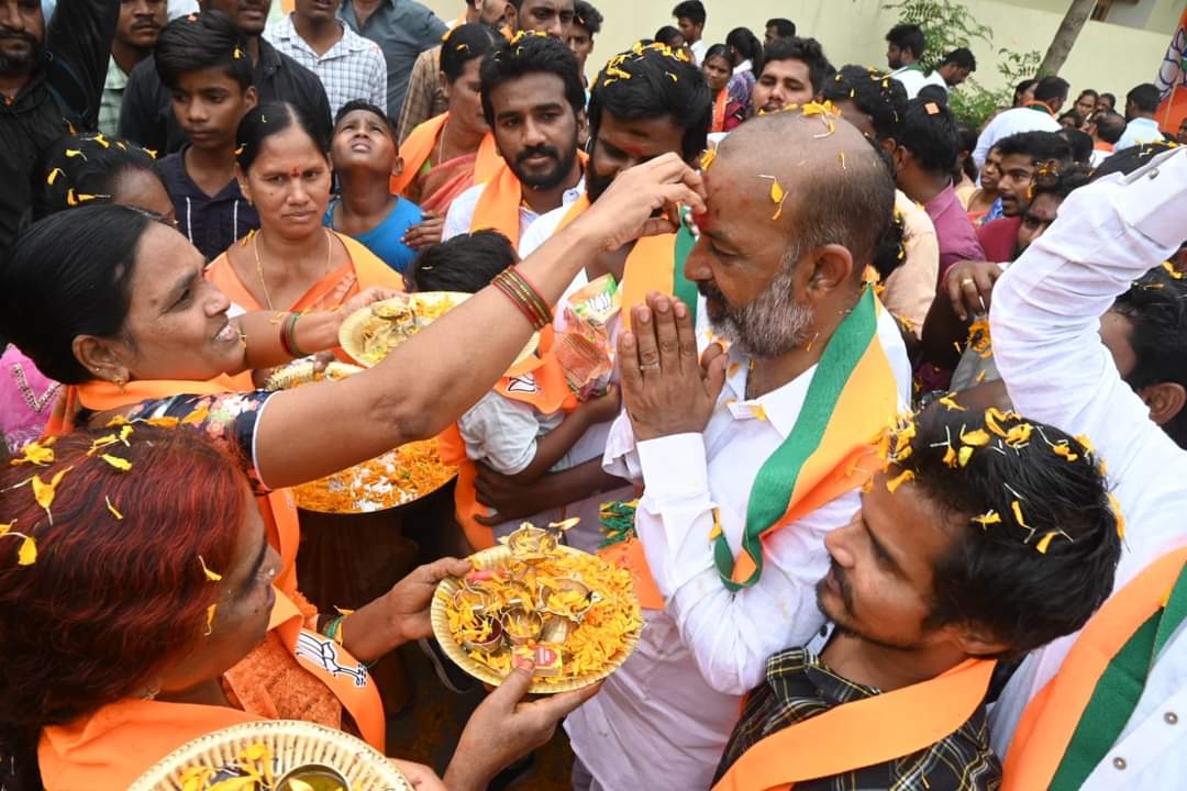 bandisanjay_bjp's tweet photo. Sought people’s blessings and urged to vote for BJP in Division 24, 25 as part of Telangana Assembly Elections campaign.
#BJP #BJP4Karimnagar #Vote4BJP #VoteForLotus https://t.co/rm1pzCtw7L