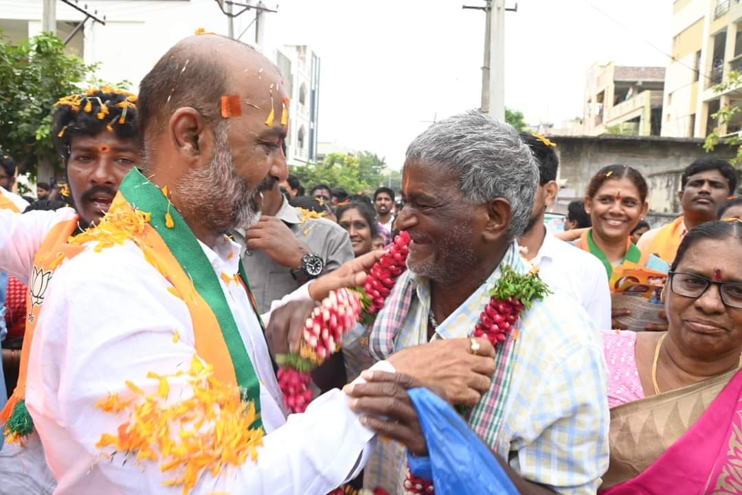 bandisanjay_bjp's tweet photo. Sought people’s blessings and urged to vote for BJP in Division 24, 25 as part of Telangana Assembly Elections campaign.
#BJP #BJP4Karimnagar #Vote4BJP #VoteForLotus https://t.co/rm1pzCtw7L