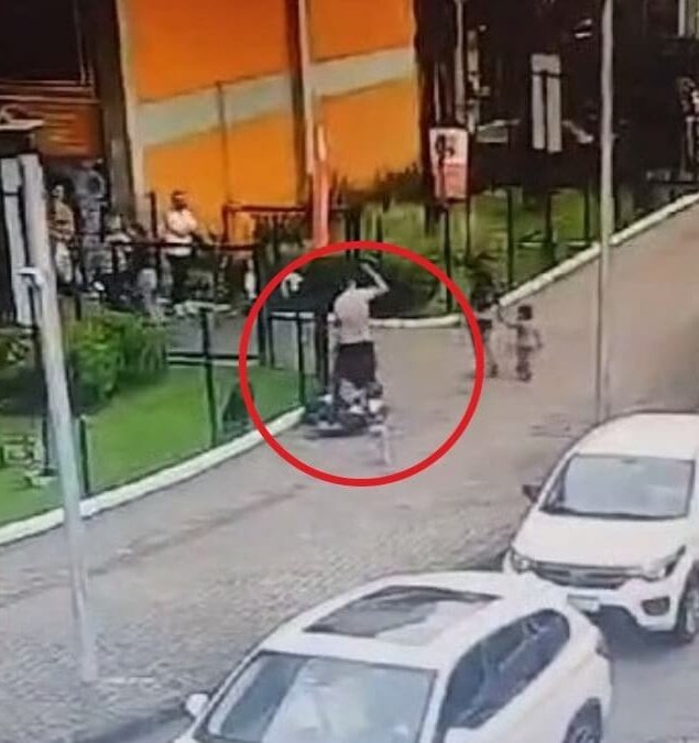 Vendedor de paçocas foi esfaqueado pelas costas em Blumenau, revelam novas imagens. Gleidson Tiago da Cruz, 41 anos,
está ao lado da filha de dois anos quando começa a atacar Giovane.

Gravação também mostra o autor perseguindo e agredindo a vítima.