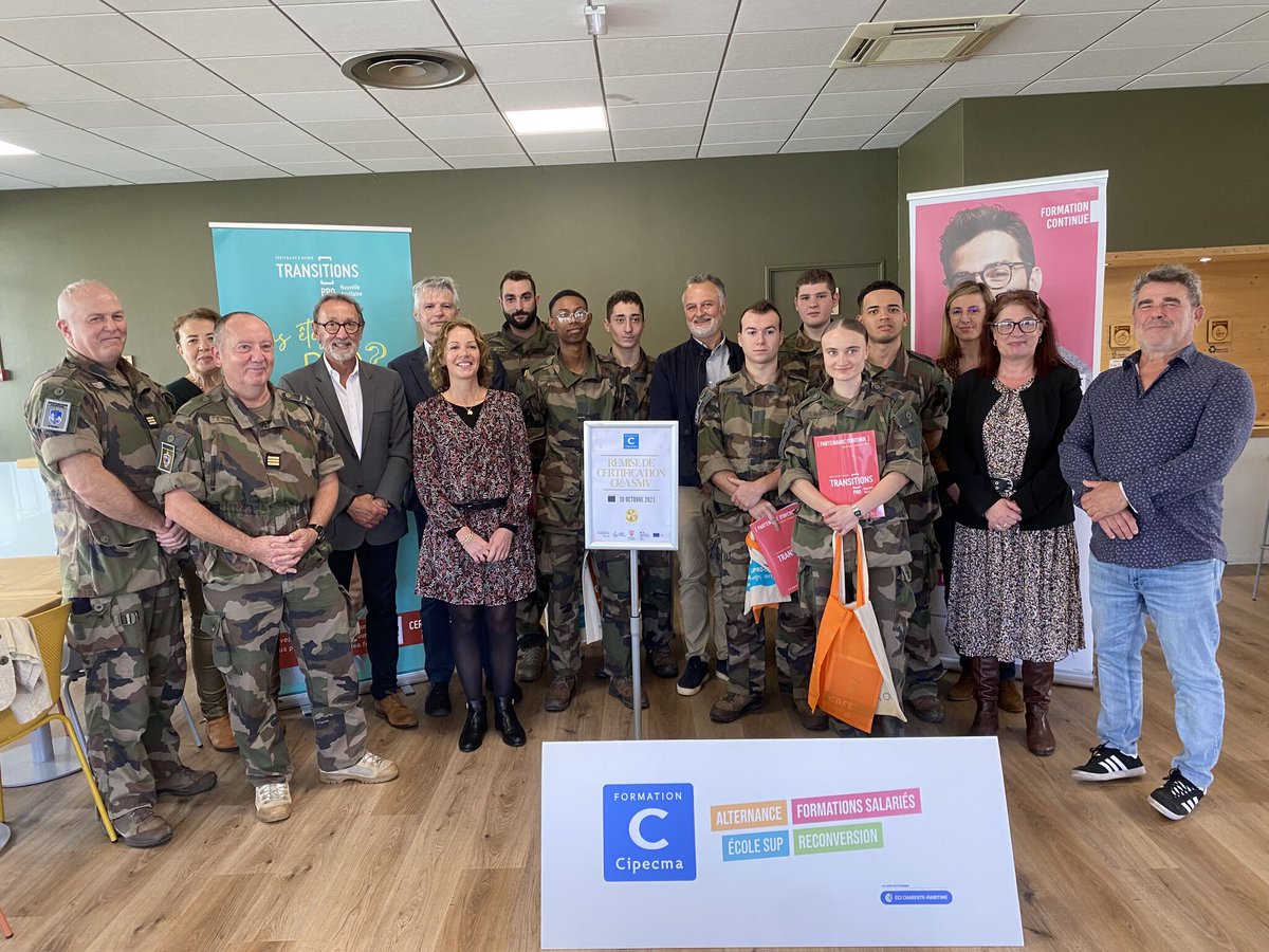 🎉 Félicitations à ces jeunes du service militaire volontaire (SMV) de la Rochelle qui ont obtenu le certificat CléA !

➡  Remise des diplômes en présence de membres de <a href="/tpro_na/">Transitions Pro Nouvelle-Aquitaine</a> et de <a href="/cipecma/">Cipecma</a> le 30 octobre dernier
