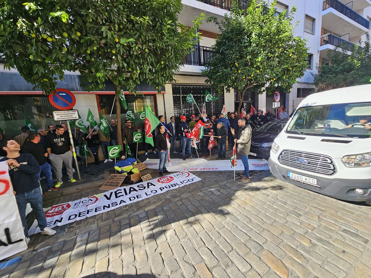 #Estapasando CCOO Industria de Andalucia VEIASA.
Tras horas de Concentración  en la sede de la Consejería de Industria .
Somos recibido por la ViceConsejera de Industria ,Energía y Minas Ana María Vielba Gomez .
💪Necesitamos Mejoras Laborales ‼️