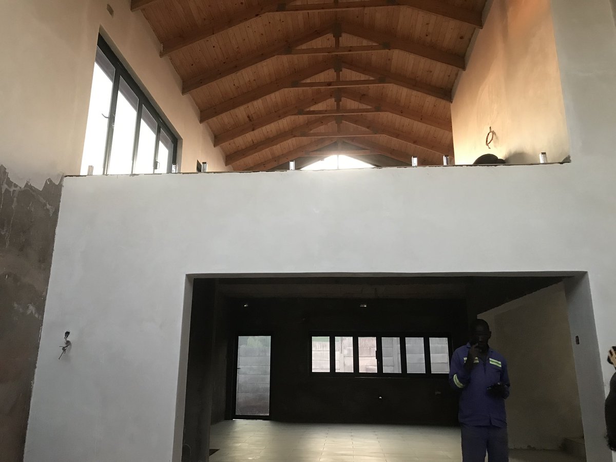 AnemaziMari's tweet photo. In architectural fittings “Trust the process” they mean trust Archi-Sensei ,trust me!Frameless balustrade,used tinted toughned glass ,for these and more Dm,call/app +263773812049 https://t.co/FQYAgmcX4K