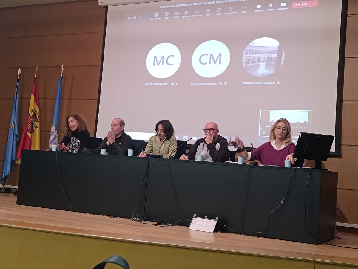 "Daniel Moyano en el recuerdo" es la mesa en la que distintos profesores y escritores recuerdan la figura del escritor. Modera Virginia Gil, con la participación de Álvaro Ruiz de la Peña, Francisca Suárez Coalla, Francisco Menéndez y Carmela Greciet