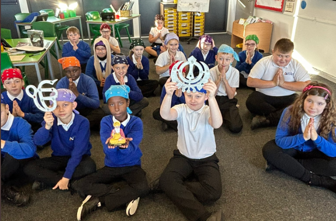 TPAYear2AD's tweet photo. We have had a special visitor teaching us this morning - Mrs Singh. We have explored the Sikh faith through testing foods, learning about celebrations, dancing and looking at artefacts. A fantastic morning! #TPARE @DeltaTheParks https://t.co/txFvLaC0lH