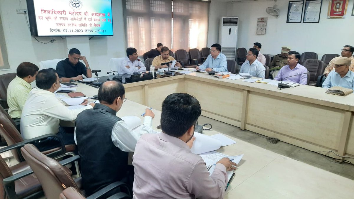 Dm_Aligarh's tweet photo. वन भूमि को राजस्व अभिलेखों में दर्ज कराए जाने के लिए जनपद स्तरीय समिति की बैठक में राजस्व अधिकारियों को आवश्यक निर्देश दिए। https://t.co/eNEBh3LQPO