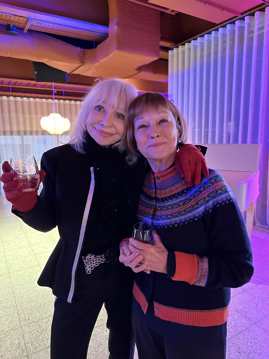 doctorwhobrasil's tweet image. Nessas fotos do @PatrickMulkern temos algumas das melhores companions da série clássica: Carole Ann Ford, Wendy Padbury, Katy Manning, Janet Fielding, Nicola Bryant e Sophie Aldred! Sensacional! 💙💙