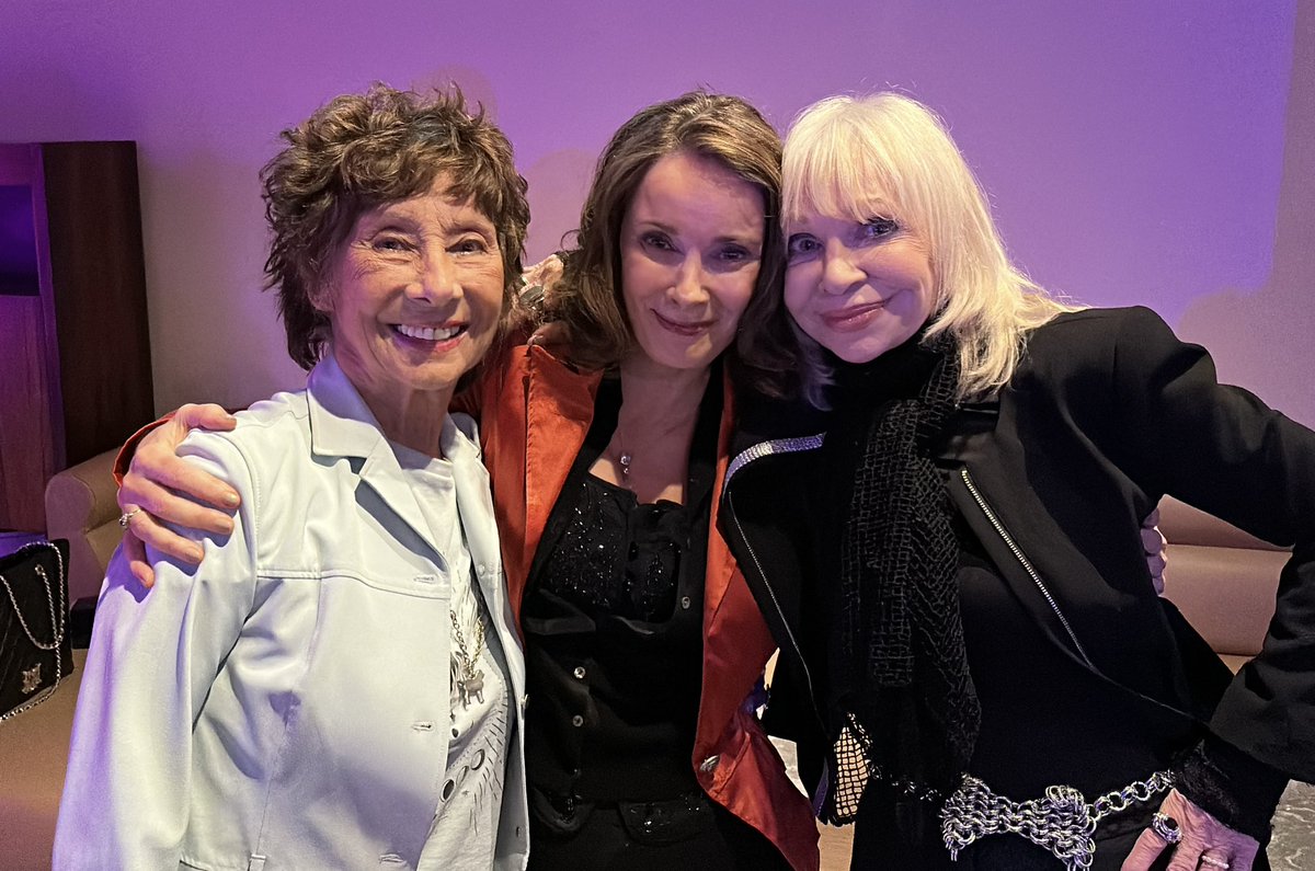 doctorwhobrasil's tweet image. Nessas fotos do @PatrickMulkern temos algumas das melhores companions da série clássica: Carole Ann Ford, Wendy Padbury, Katy Manning, Janet Fielding, Nicola Bryant e Sophie Aldred! Sensacional! 💙💙