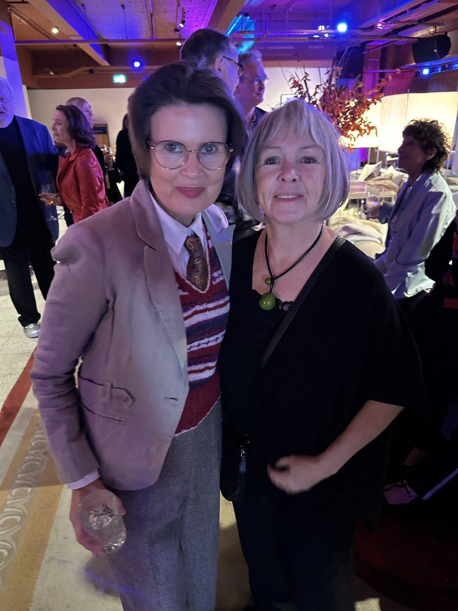 doctorwhobrasil's tweet image. Nessas fotos do @PatrickMulkern temos algumas das melhores companions da série clássica: Carole Ann Ford, Wendy Padbury, Katy Manning, Janet Fielding, Nicola Bryant e Sophie Aldred! Sensacional! 💙💙