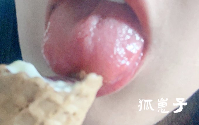 丝袜露臀紧身衣，快乐砸吧小嘴舔着冰激凌，&ldquo;硬了&rdquo;主人声音响起，低头一瞥，小主人正跳动着逐渐涨大，&ldquo;吃个冰激凌主人也能硬&hellip;&hellip;&rdquo;挪揄了句，膝盖一曲跪下，嘬了口冰激凌埋含住小主人，湿滑冰凉的冰激凌融化在火热上，软嫩唇瓣收缩吸吮，舌尖绕冠状沟跳舞直至滚烫松口，舌尖点冰后将巨大含入深处继续侍奉<a href="/tag/bdsm"class="tags"><span>#bdsm</span></a><a href="/tag/k9"class="tags"><span>#k9</span></a><a href="/tag/kink"class="tags"><span>#kink</span></a><a href="/tag/submissive"class="tags"><span>#submissive</span></a><a href="/tag/daddydom"class="tags"><span>#daddydom</span></a><a href="/tag/sexpo"class="tags"><span>#sexpo</span></a><a href="/tag/%E9%9C%B2%E5%87%BA"class="tags"><span>#露出</span></a>