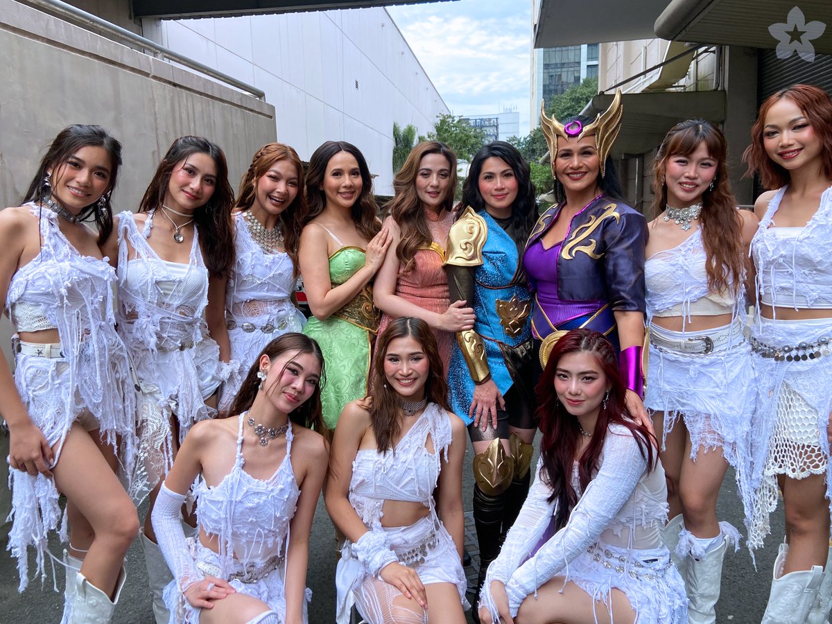 BINI_ph's tweet photo. #BINI : Avisala! Our “Karera” Queens meet the original Sang’gres of “Encantadia”! 👑
Truly an enchanting moment as our best girls share the stage with these iconic legends! 💙💛
#Magpasikat2023TeamKarylleAmyLassyMC
#ShowtimeMagpasikat2023
@itsshowtimena https://t.co/5weLcF23Oo
