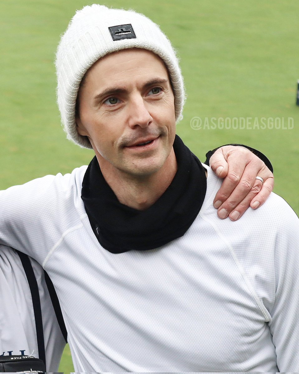 Rummaging  through my #dunhilllinks folders I came across this picture I hadn't posted. Matthew posing for a fan at the end of Day 1. He did turn round towards me afterwards but I messed up the photograph 🤦🏻‍♀️, it must have been the emotion 🤣
📷 My pic & edit
#matthewgoode