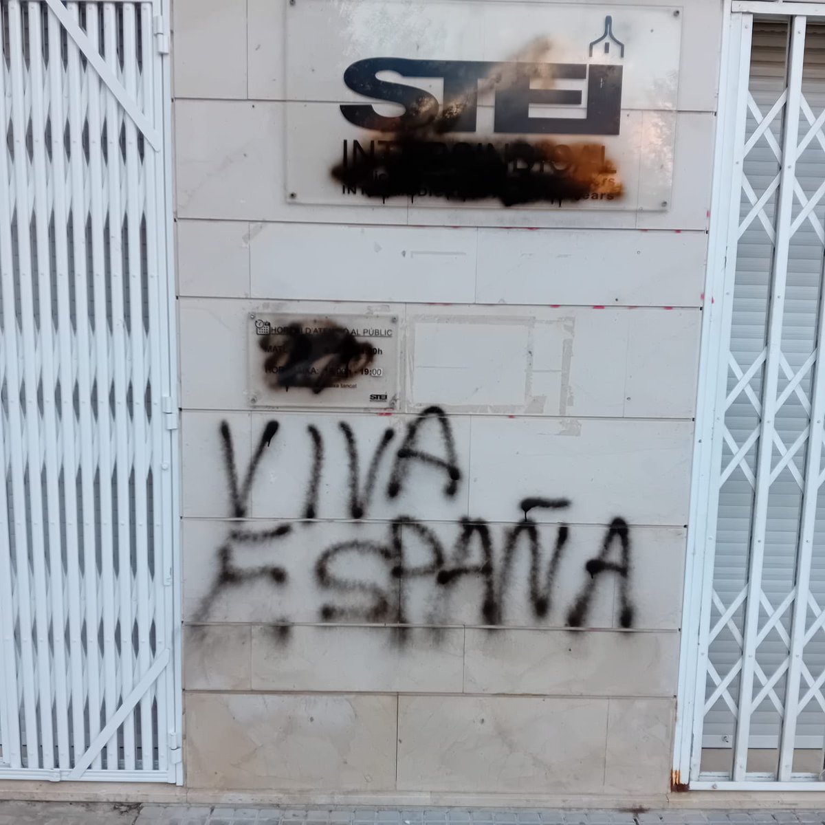 sindicatSTEI's tweet photo. El text diu "Viva España". El missatge és que aquesta Espanya no deixa viure.
La nit després de les nostres declaracions contra l'acord que vol fer de l'escola un camp de batalla contra la nostra identitat.
La nit després del concert de @nouromancer en què passàrem un guster. https://t.co/Yg2HkNZeHn