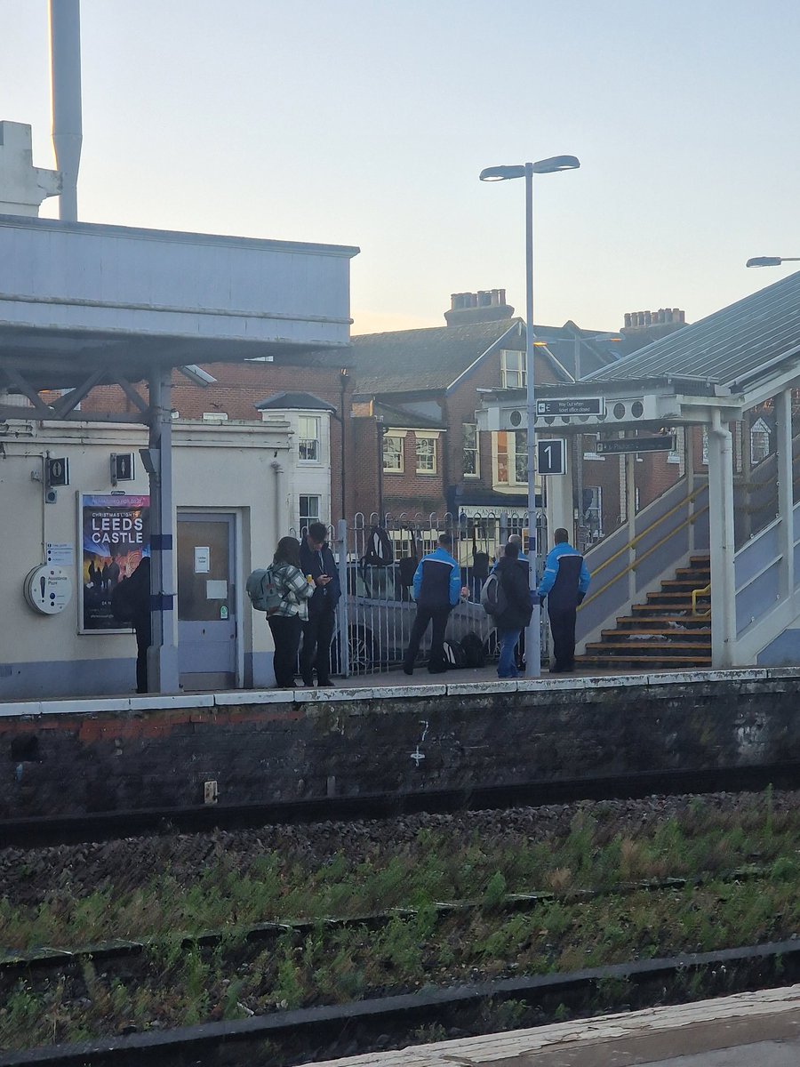 chloecarville's tweet photo. Nearly 20 staff members waiting to catch someone without a ticket regularly but hardly ever a second (or even first!) ticket booth staffed. If your machines are faulty, and there's not enough staff to sell tickets, of course there'll be free train rides. r u OK huns???? https://t.co/iBGiIKCPHz