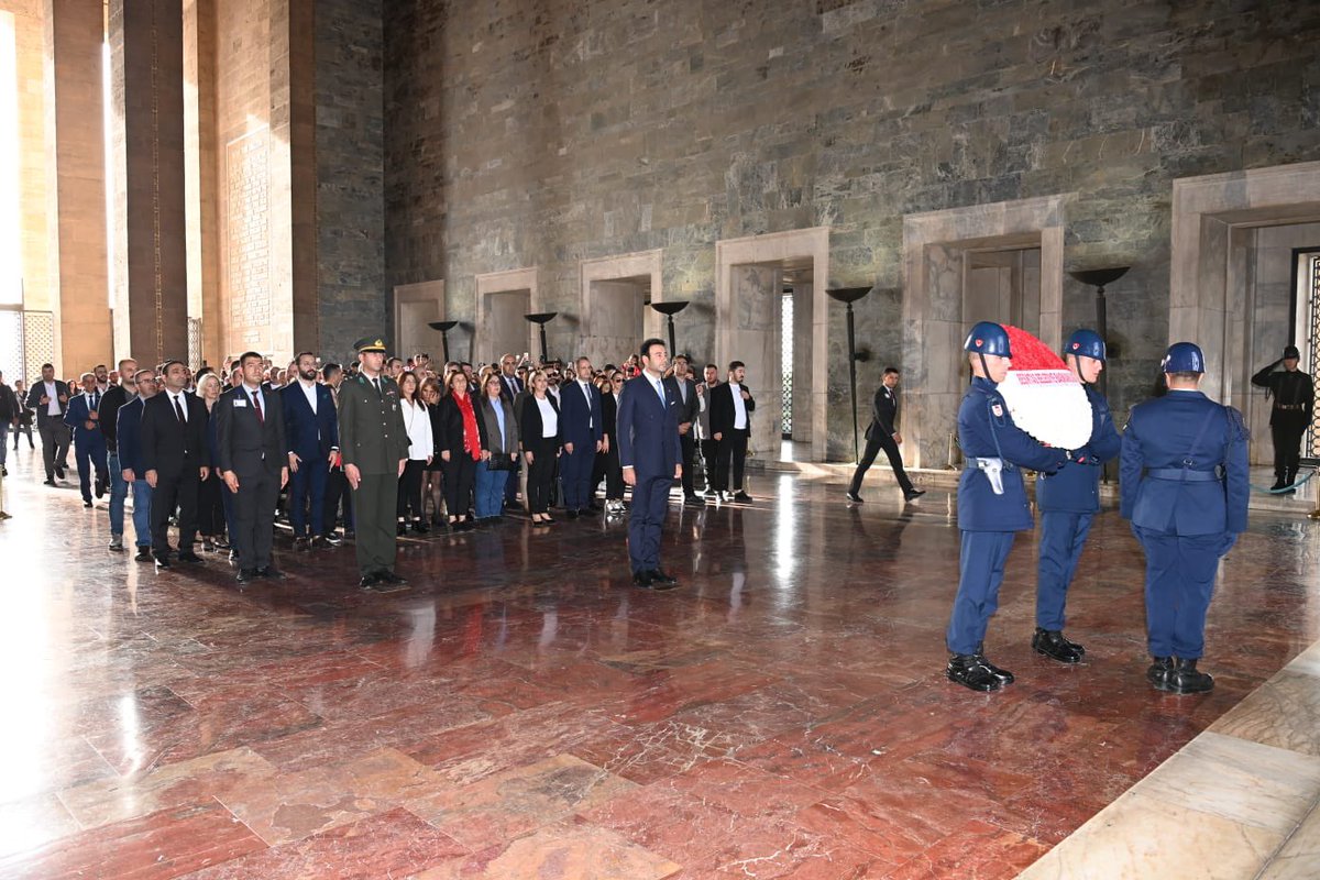 besiktasmuhtar1's tweet photo. Anıtkabir taştan ve mermerden yapılan bir mezar değil,zeki ve çalışkan yüce Türk ulusunun atasına açtığı sevgi ve bağlılık dolu yüreğidir. 

Bu düşünce altında #BeşiktaşMuhtarları Ulu Önder Mustafa Kemal ATATÜRK'ü huzurunda Belediye Başkanımız @RizaAkpolat ile ziyaret ettik. https://t.co/9IyWkXItTC