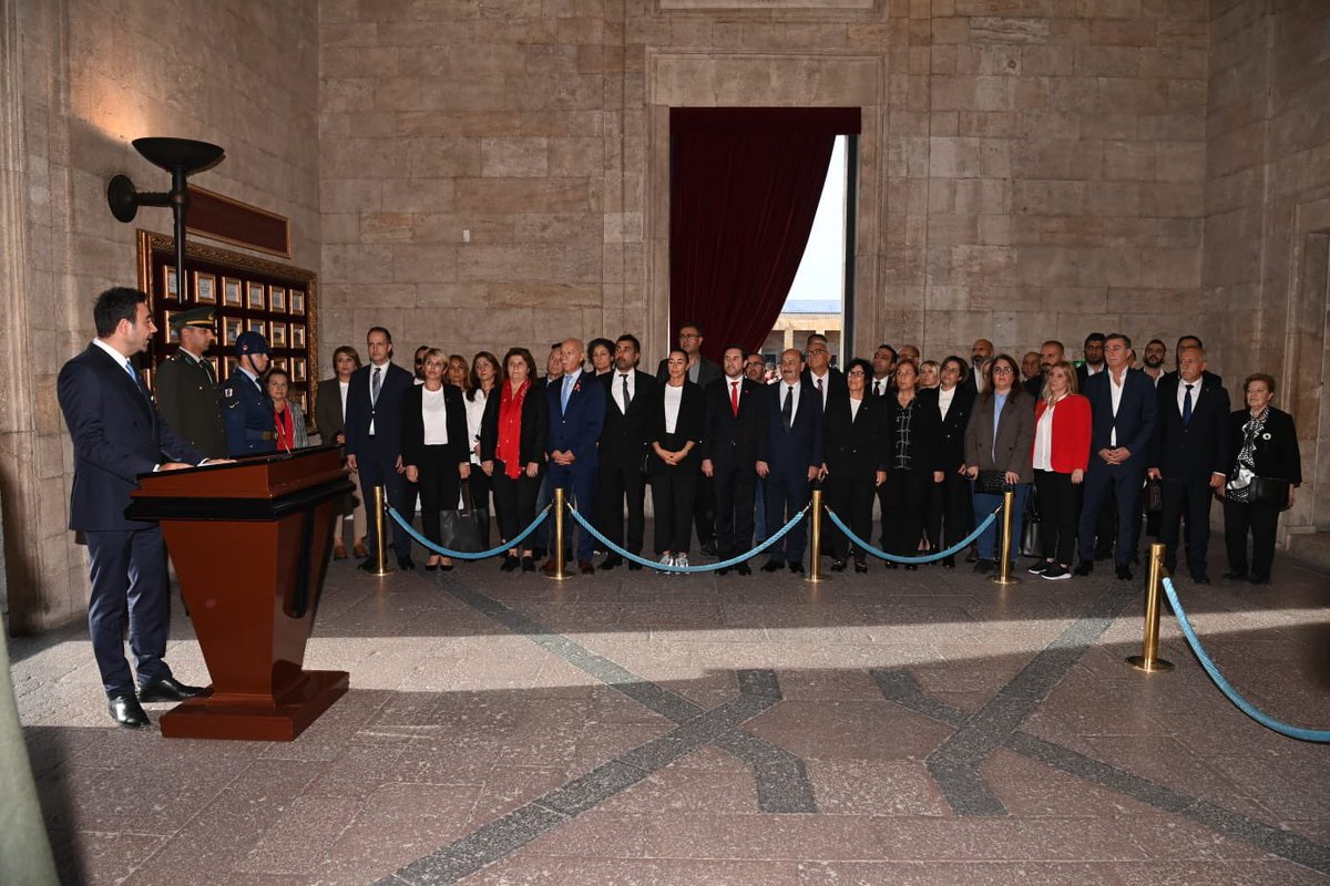 besiktasmuhtar1's tweet photo. Anıtkabir taştan ve mermerden yapılan bir mezar değil,zeki ve çalışkan yüce Türk ulusunun atasına açtığı sevgi ve bağlılık dolu yüreğidir. 

Bu düşünce altında #BeşiktaşMuhtarları Ulu Önder Mustafa Kemal ATATÜRK'ü huzurunda Belediye Başkanımız @RizaAkpolat ile ziyaret ettik. https://t.co/9IyWkXItTC