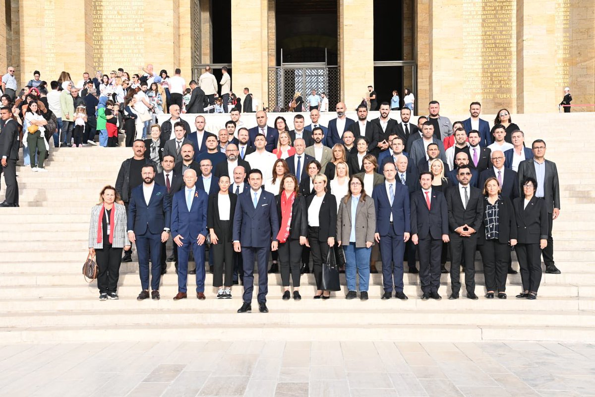 besiktasmuhtar1's tweet photo. Anıtkabir taştan ve mermerden yapılan bir mezar değil,zeki ve çalışkan yüce Türk ulusunun atasına açtığı sevgi ve bağlılık dolu yüreğidir. 

Bu düşünce altında #BeşiktaşMuhtarları Ulu Önder Mustafa Kemal ATATÜRK'ü huzurunda Belediye Başkanımız @RizaAkpolat ile ziyaret ettik. https://t.co/9IyWkXItTC