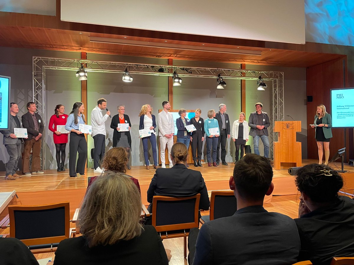 🌍🏅Unser Bildungsteam hat das @PHINEOgAG 𝐖𝐢𝐫𝐤𝐭-𝐒𝐢𝐞­𝐠𝐞𝐥 𝐟ü𝐫 #Klimaschutz 2023 erhalten! Unsere Kollegen*innen: @Lavendel02 und @BadinBabo haben die Auszeichnung in Berlin zusammen mit 14 anderen gemeinnützigen Organisationen entgegengenommen. #klima #nachhaltigkeit