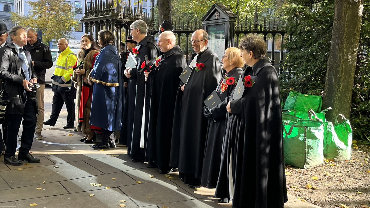 #MasterSolicitor @SarahdeGay1 represented the Company at the opening of the Garden of Remembrance @StPaulsLondon yesterday. Delighted to see @GowmanAJ on duty as recently appointed Chapter member.