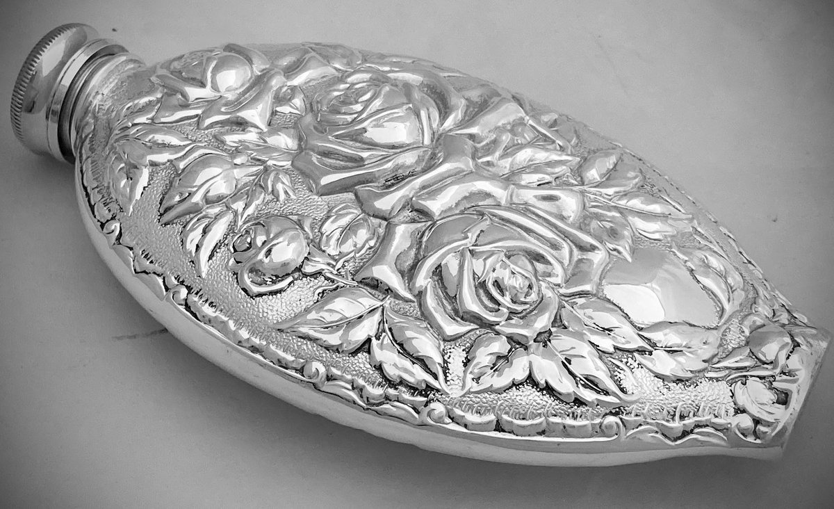 BassetlawA's tweet photo. Hip flask season. #antiques #hipflasks https://t.co/ecScckvh8d