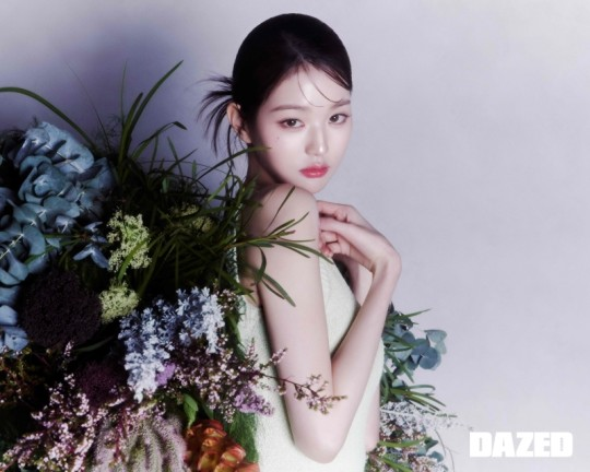 Musasian_fr's tweet photo. #JangWonyoung d'#IVE a récemment captivé les fans en montrant huit styles différents dans une photo pour une marque de cosmétiques, mettant en valeur sa peau claire et son charme unique. Parallèlement, Ive a achevé avec succès sa tournée mondiale, couvrant 27 villes dans 19 pays. https://t.co/8Yr3KC2Ps4