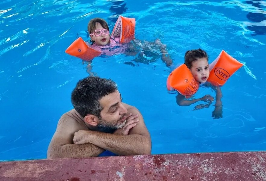 ביקום מקביל בכפר עזה משפצים עכשיו את הבריכה, ורועי עידן עדיין בחיים ועמליה ומיכאל בבית ספר, ואביגיל מתכוננת ליום הולדת 4, שיהיה ממש עוד שבועיים. אבל רועי וסמדר מתים, הם ועוד עשרות חברי קיבוץ, והילדים אצל האחות שלה ששרדה, ואביגיל חטופה בעזה