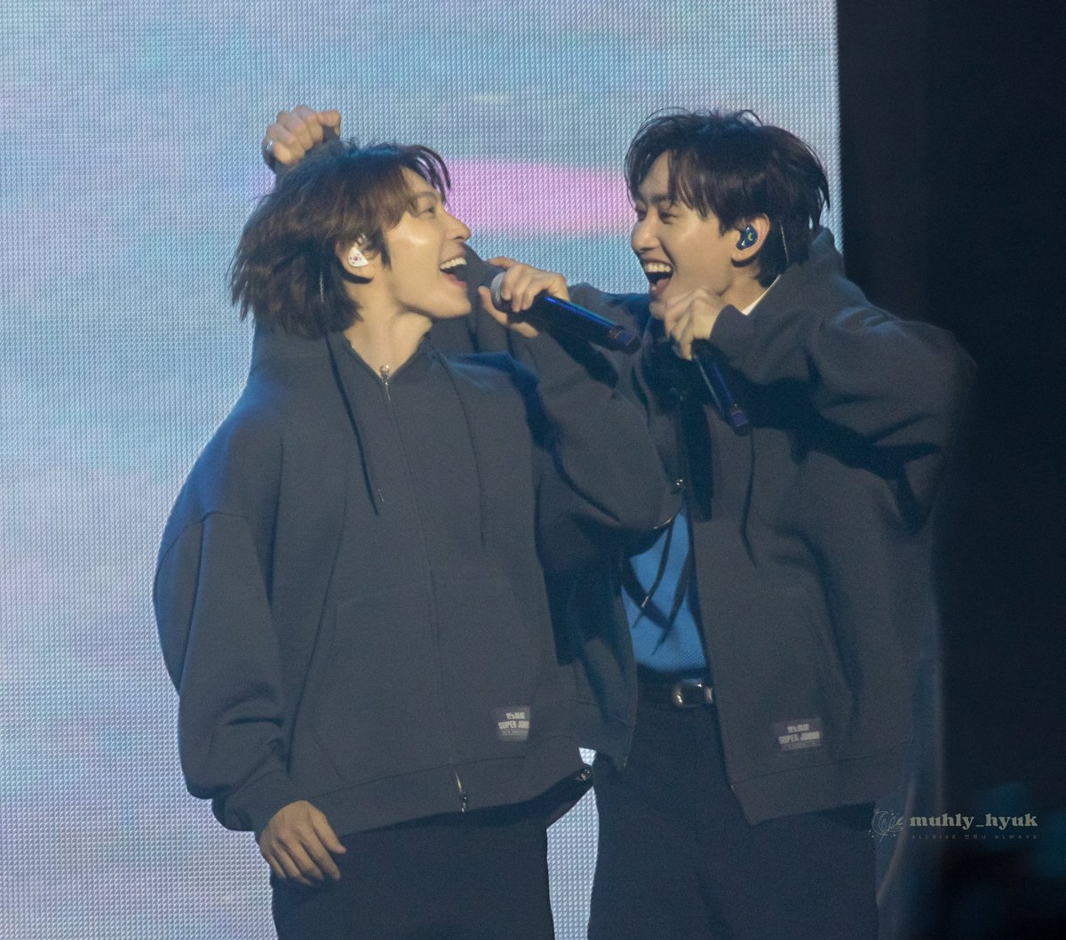 does it ever                             just how fast
drive you                                  the night
crazy                                          changes
(2007)                                      (2023)

#Eunhyuk #Donghae #동해 #은혁 #eunhae #은해