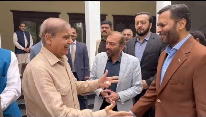پاکستان کے 2 بہترین ایڈمنسٹریٹر مصافحہ کرتے ہوئے ۔۔۔❤👍❤

خوبصورت تصویر 

<a href="/CMShehbaz/">Shehbaz Sharif</a> <a href="/KamalMQM/">Syed Mustafa Kamal</a>