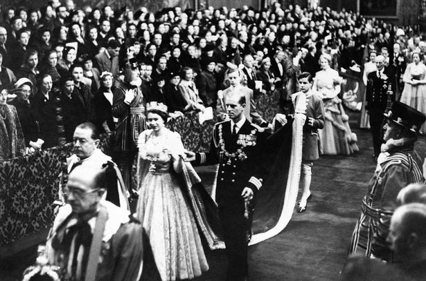 👑 Il y a 71 ans, se tenait le premier discours du trône d'Elizabeth II.

🫅 Aujourd'hui, Charles III s'apprête à faire de même. Camilla devrait rendre hommage à la reine en portant elle aussi le diadème de George IV.