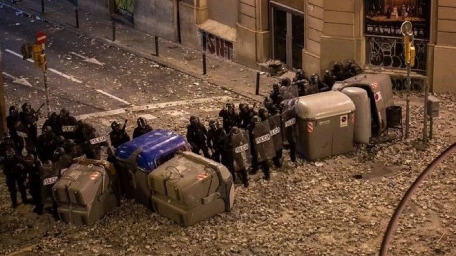 anadebande's tweet photo. Ese día Marlaska,desde un bar de Madrid, ordenó aguantar y no utilizar pelotas de goma ni gases, ni dejó acudir a otros compañeros a ayudarles. “Era calentar más a los CDR”
Casi pierden la vida varios policías y a los culpables ahora les va amnistiar. 
El mundo al revés! https://t.co/4nHBLyDmOk
