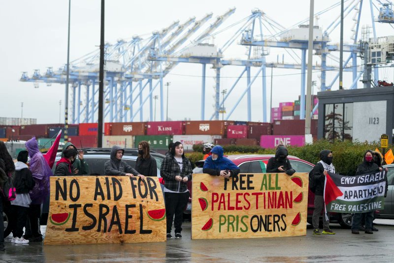 Good job, Washingtonians.

Dengar jer ada kapal the Cape Orlando (military supply ship) berlabuh kat Tacoma, ramai turun block jalan.

Sebab apa? Sebab mereka syak kapal tu akan bawa senjata Amerika ke Israel. Of course, Jabatan Pertahanan US tak mengaku ada senjata (mana mereka