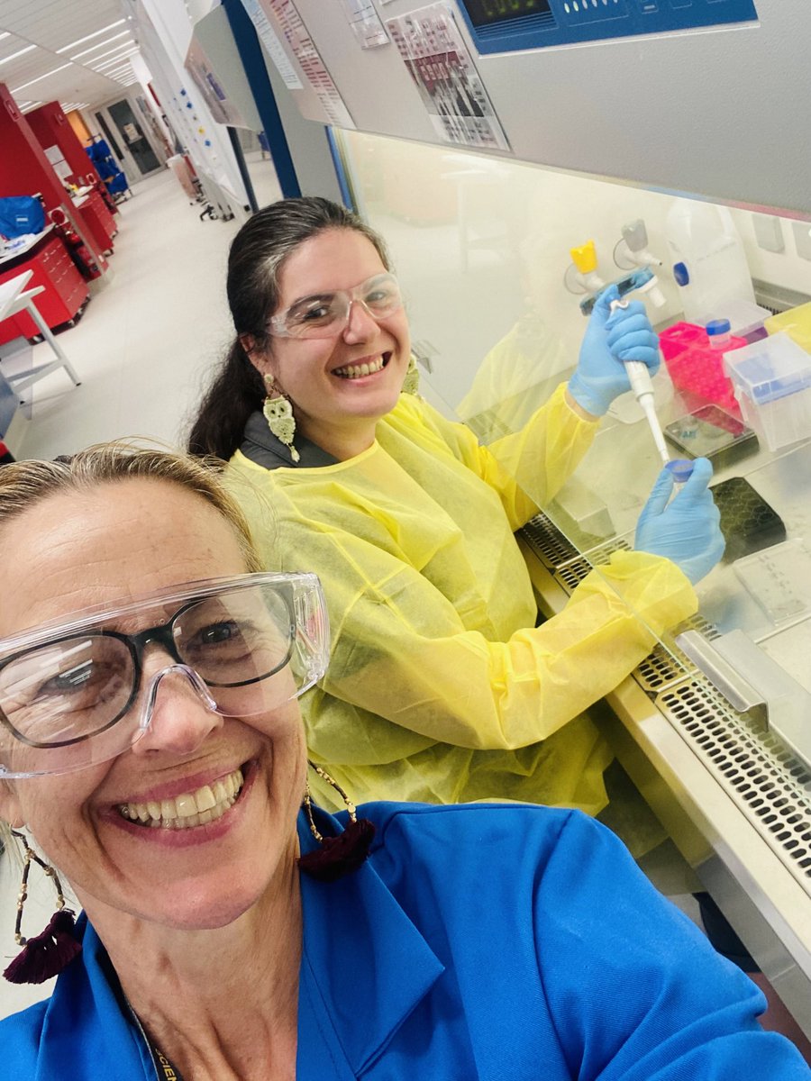 @KuglerElisabeth A/Prof Louise Cole (left) & Dr Amy Bottomley, Faculty of Science at UTS, Australia. Course co-ordinators for Masters Subject 91567 Advanced Microscopy & Imaging - Director of Microbial Imaging Facility & Platform scientist respectively. 😍🔬@UTS_Science @AIMI_UTS @AmyLBottomley