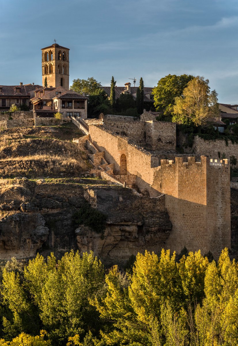 La villa medieval de #Pedraza, es un excelente lugar para pasear, comer o pasar la noche en un entorno privilegiado🤩. Y es que Pedraza pertenece a @LosPueblosmbe por varias razones, ¡no dudes en conocerlas!👉 lc.cx/6f4_u- @DipuSG @SegoviaSur @turismopedraza