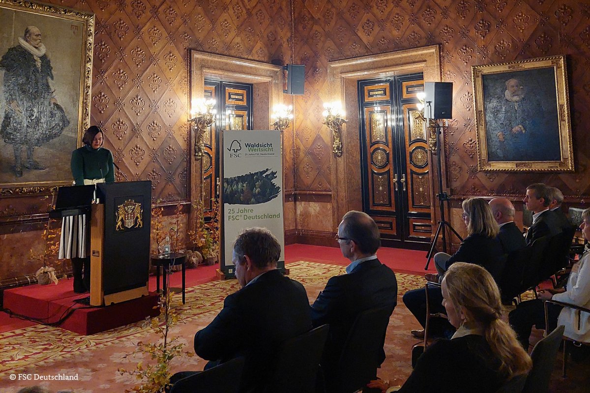 🌳🌲🌳 25 Jahre FSC-Zertifizierung in 🇩🇪! 

„Für uns als BMEL ist der #ForestStewardshipCouncil ein wichtiger Mitstreiter auf unserem Weg, die Wälder weltweit Schritt für Schritt nachhaltiger zu bewirtschaften“, sagt parl. Staatssekretärin Müller <a href="/GruenClaudia/">Claudia Müller</a> zum Jubiläum.