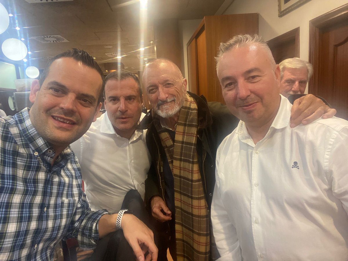 DiegoAroca6's tweet photo. @perezreverte Un auténtico placer coincidir anoche con usted y disfrutar de la oportunidad de conocerle. https://t.co/pKCr3aqTaB