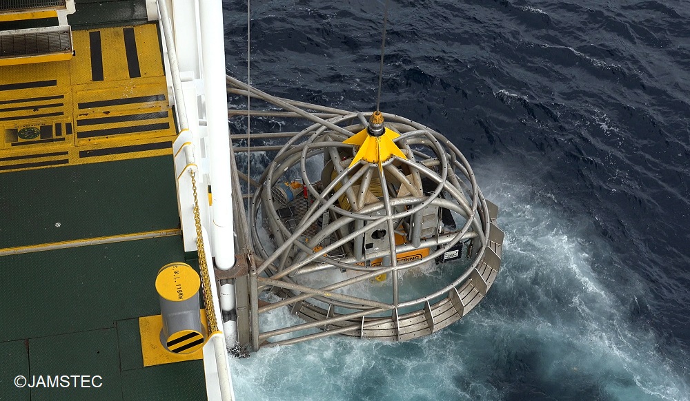 Chikyu_JAMSTEC's tweet photo. \#ちきゅう、掘削予定点へ到着✨/
いざ掘削‼️…の前に、船の定点保持に必須な「音響トランスポンダー」の設置スタート⚡
ROV(無人探査機)で入れていきます✊
水深約2600mのさらに海底下約500mの掘削孔に #光ファイバー歪計 を入れるために‼️
#ゆっくり滑りをつかまえろ #LTBMS #JAMSTEC https://t.co/xHzd3H1itW