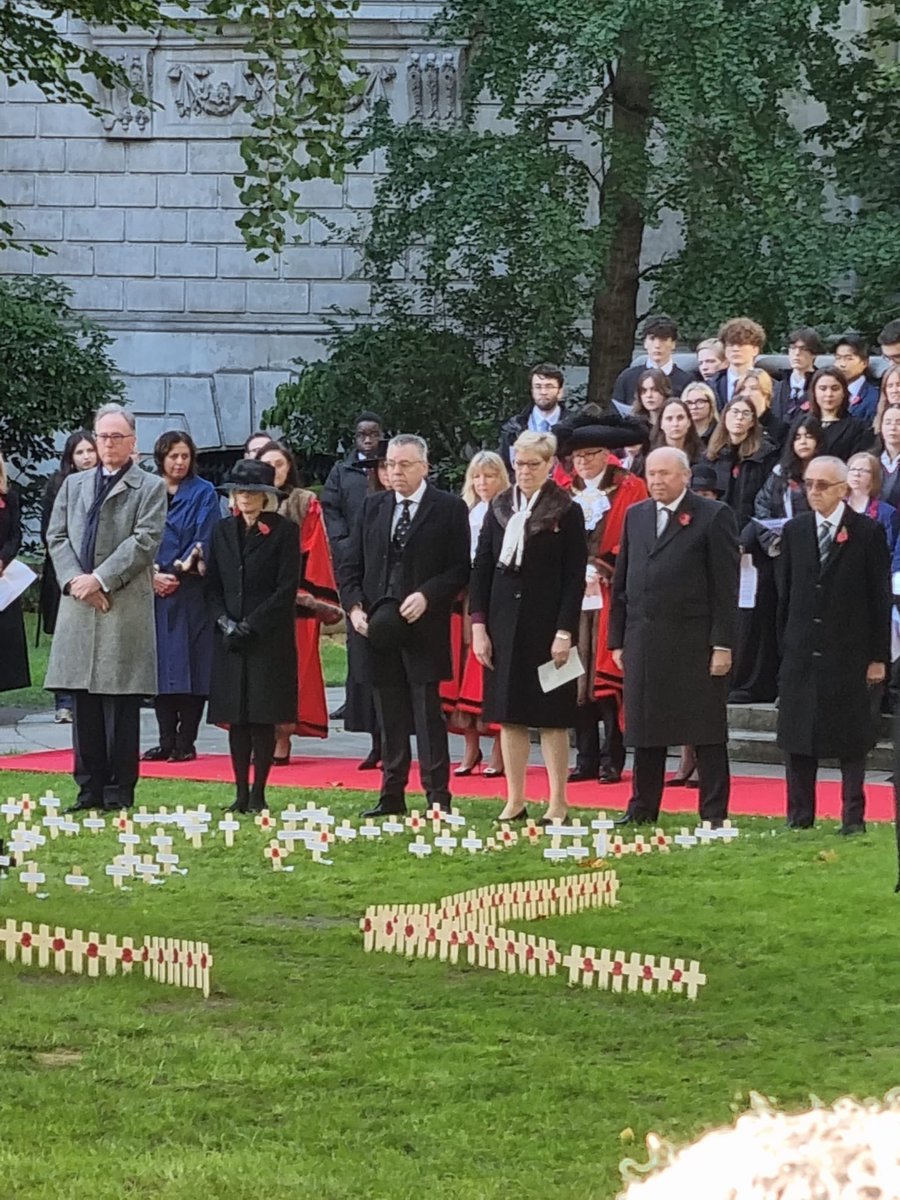 najhl's tweet photo. Privileged to take part in the Livery Movement’s Garden of Remembrance service in St Paul’s Cathedral Churchyard yesterday. A very poignant service in autumn sunshine amid gently falling leaves - ‘we will always remember them’ https://t.co/wRW2lfHZvV