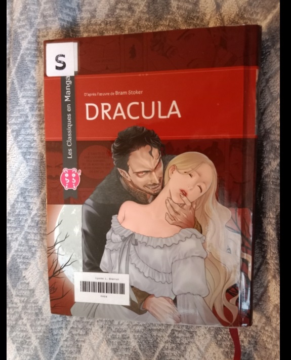 Dracula en vacances au chaud sur un plaid confortable, ambiance d'Halloween pour la lectrice qui a emprunté ce manga au CDI #1livreenvacances <a href="/nobi__nobi/">nobi nobi !</a>