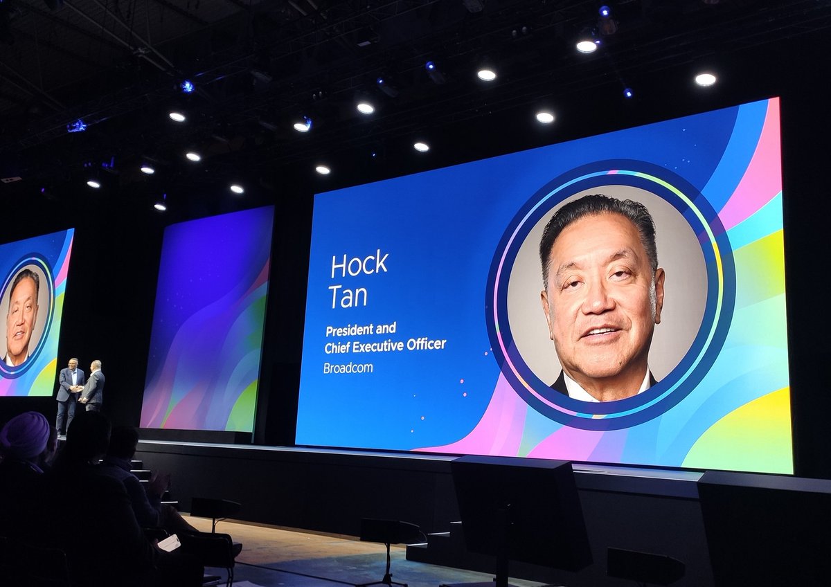 a #VMwareExplore è l'ora delle nuove prospettive di <a href="/VMware/">VMware</a> con <a href="/Broadcom/">Broadcom</a>: "accelereremo R&amp;D e investimenti nell'ecosistema dei partner" promette Hock Tan, sul palco insieme a <a href="/RaghuRaghuram/">Raghu Raghuram</a> #Barcelona <a href="/VMware_IT/">VMware_IT</a>