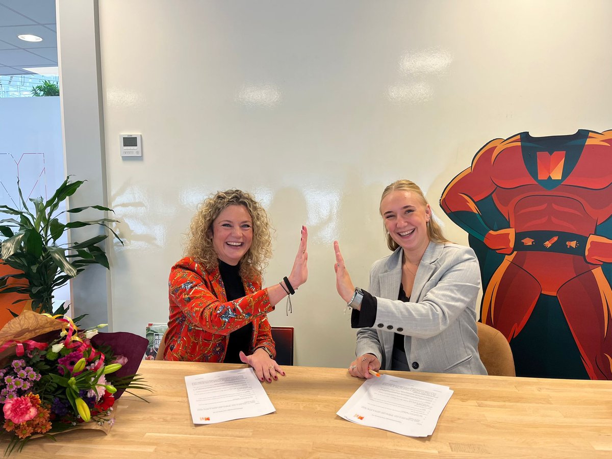 🚨 𝐀𝐥𝐞𝐫𝐭: 𝐍𝐢𝐞𝐮𝐰𝐞 𝐇𝐞𝐥𝐝 🚨

Gisteren was de eerste dag van onze nieuwste HortiHero Nomi Prins! Als Junior Event Manager word zij (mede)verantwoordelijk voor de organisatie van onze fieldtrips, events, incompany trainingen en netwerkbijeenkomsten.

Welkom Nomi! 🎉