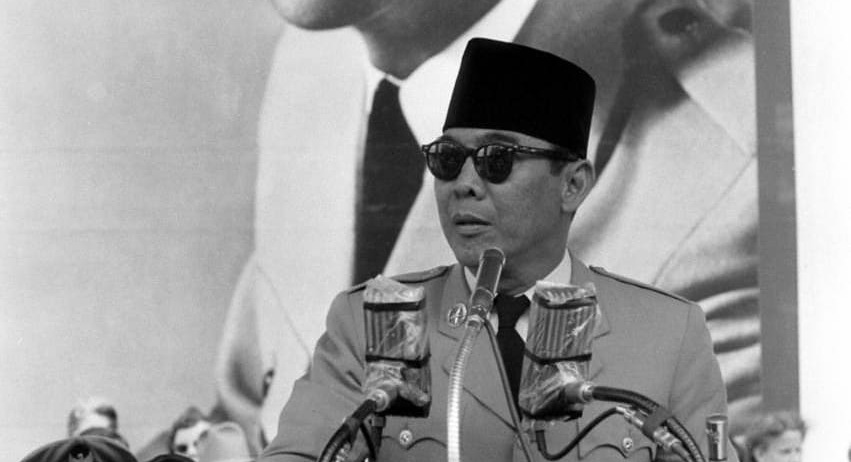 TirtoID's tweet photo. 1) Presiden Sukarno

Sukarno mati-matian merebut Papua dari cengkraman Belanda lewat Operasi Trikora. Ia bahkan menyebut takkan mundur sebelum Papua masuk ke dalam teritori Indonesia.

Operasi tersebut sukses, Belanda akhirnya melunak & menyerahkan Papua ke PBB.

Di sisi lain perjuangan rakyat Papua belum selesai.