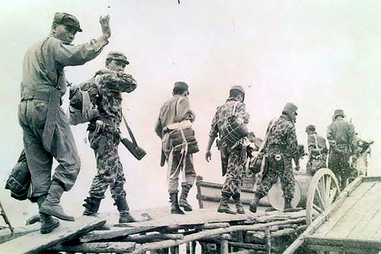 TirtoID's tweet photo. 1) Presiden Sukarno

Sukarno mati-matian merebut Papua dari cengkraman Belanda lewat Operasi Trikora. Ia bahkan menyebut takkan mundur sebelum Papua masuk ke dalam teritori Indonesia.

Operasi tersebut sukses, Belanda akhirnya melunak & menyerahkan Papua ke PBB.

Di sisi lain perjuangan rakyat Papua belum selesai.